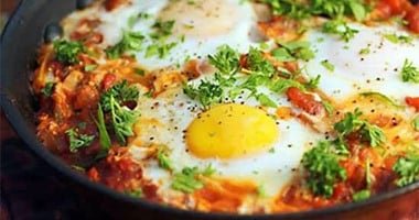 طريقة عمل بيض بالطماطم